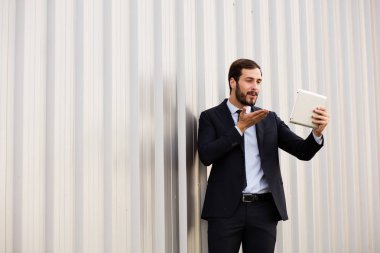 dışında tablet ile gülümseyen adam