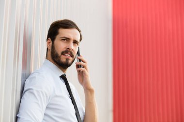 cep telefonu dışında konuşan zarif office adam 