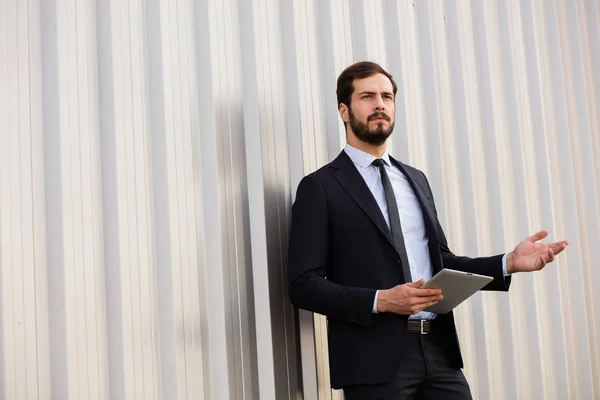 Elegante zakenman met behulp van een tablet buiten — Stockfoto