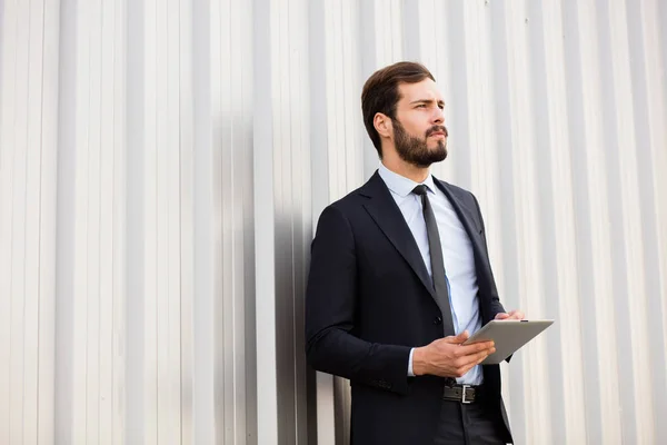 Eleganter Geschäftsmann mit Tablet draußen — Stockfoto