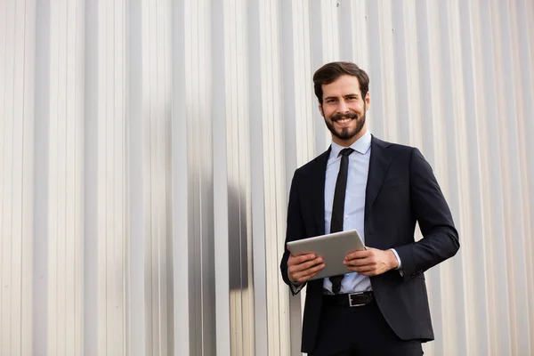 Eleganter Geschäftsmann mit Tablet draußen — Stockfoto