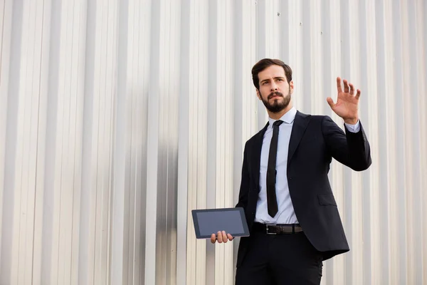 Eleganter Mann im Anzug mit Tablette in der Hand — Stockfoto