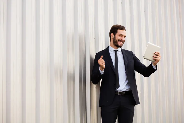 Homem sorridente com tablet fora — Fotografia de Stock