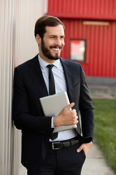 Verkleidung eines Geschäftsmannes mit Tablet in der Hand — Stockfoto