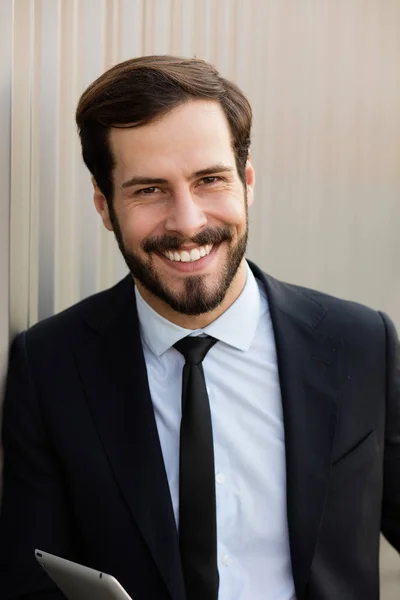 Clouse upp av en leende affärsman med grå tablett — Stockfoto