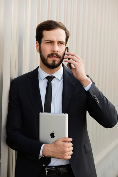 Homem elegante falando no celular fora — Fotografia de Stock