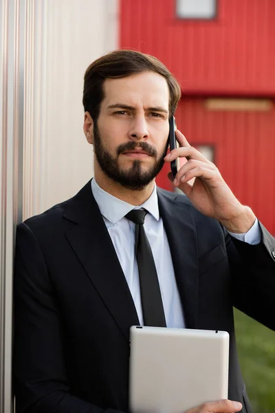 Elegant man pratar i mobiltelefon utanför — Stockfoto