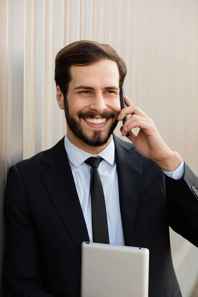 Homem elegante falando no celular fora — Fotografia de Stock