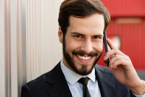 Retrato de un hombre de negocios sonriente hablando en el teléfono celular —  Fotos de Stock