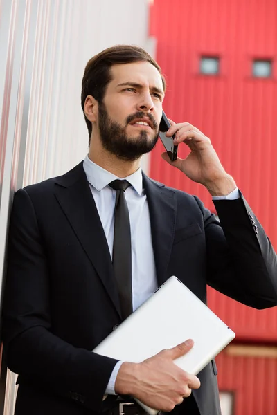 Elegant man pratar i mobiltelefon utanför — Stockfoto