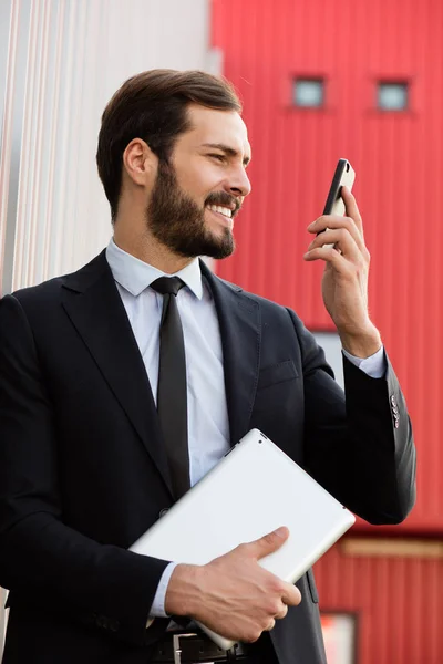 Elegante man praten op mobiele telefoon buiten — Stockfoto