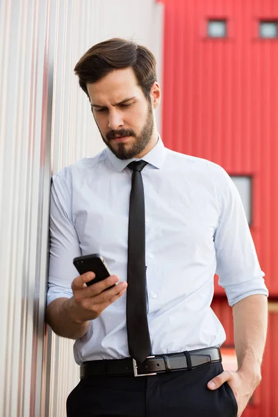 Homem bonito witn camisa e gravata fora — Fotografia de Stock