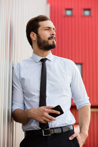 Knappe man witn overhemd en stropdas buiten — Stockfoto