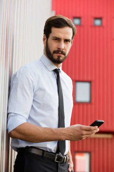 Bello uomo witn camicia e cravatta al di fuori — Foto Stock