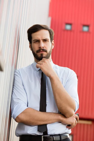 Escritório homem de pé fora com camisa e gravata — Fotografia de Stock