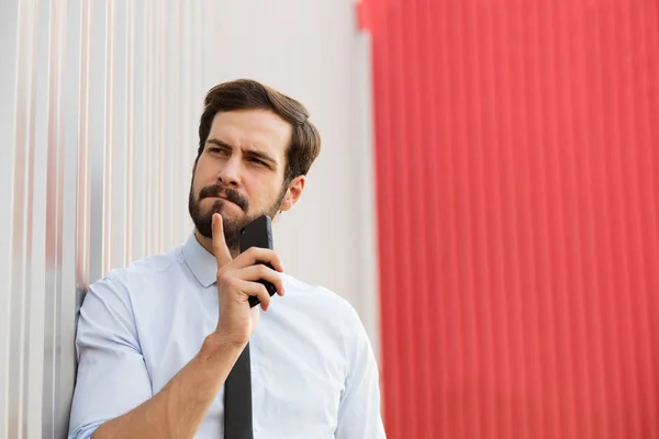 Hombre de oficina pensando en algo —  Fotos de Stock