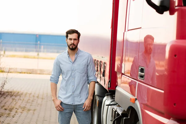 Красивый водитель грузовика стоит снаружи — стоковое фото