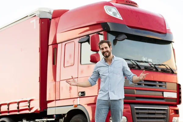 kamyon şoförü dışarıda gülümseyen