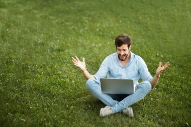 Genç adam onun laptop f ile yatarken rahat kot kıyafeti