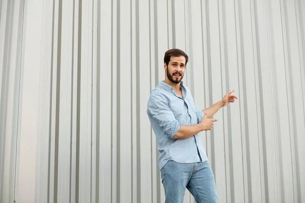 Stilig ung man med skägg på grå bakgrund — Stockfoto