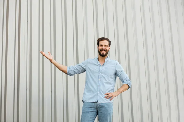 Beau jeune homme avec barbe sur fond gris — Photo