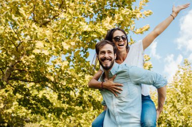 Genç çift dışında parkta oynarken