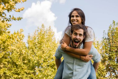 Mutlu çift eğlenmek dışında onun kız arkadaşı sırtında taşıyan adam