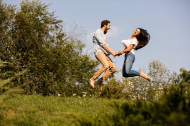 Genç çift bir yere doğada atlama