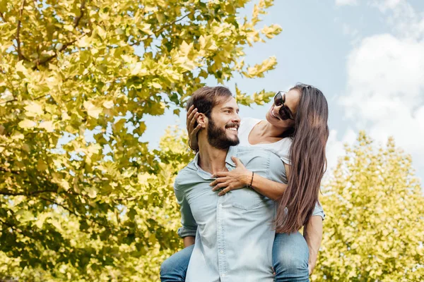 Giovane coppia che gioca fuori nel parco — Foto Stock