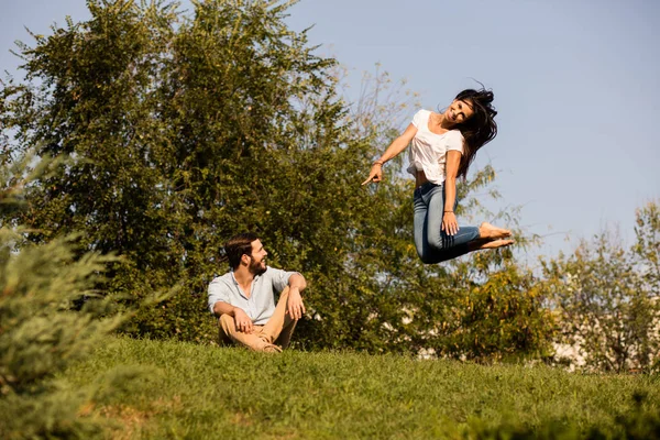 Donna saltando accanto al suo amante con gioia — Foto Stock