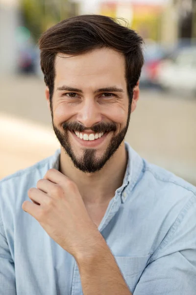 Retrato cercano de un hombre fuera — Foto de Stock