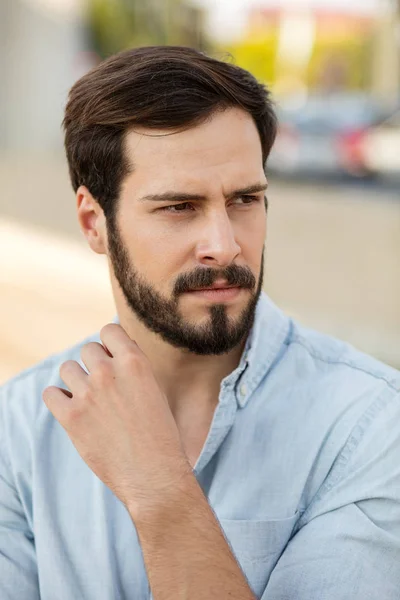 Retrato cercano de un hombre fuera —  Fotos de Stock