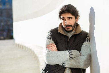 Genç adam bir duvara yaslanmış