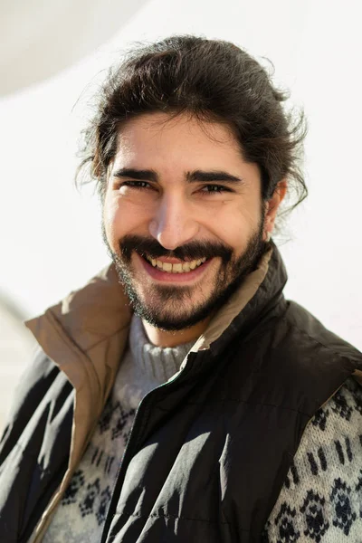 Jeune homme appuyé sur un mur — Photo