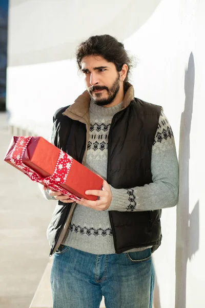 Jeune homme avec concept cadeau rouge — Photo