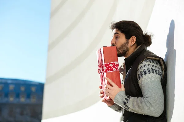 Junger Mann mit rotem Geschenkkonzept — Stockfoto