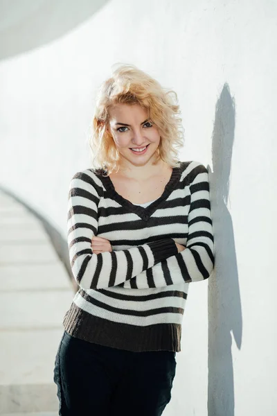 Jeune femme blonde appuyé sur un mur à l'extérieur — Photo