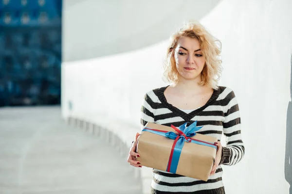 Jonge vrouw met een geschenk, concept — Stockfoto