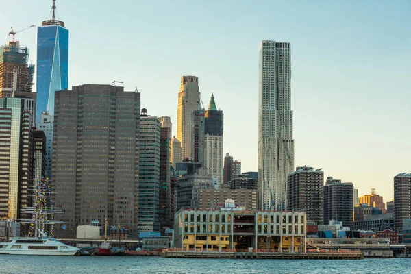 Solnedgången sköt med manhattan och hudson river — Stockfoto