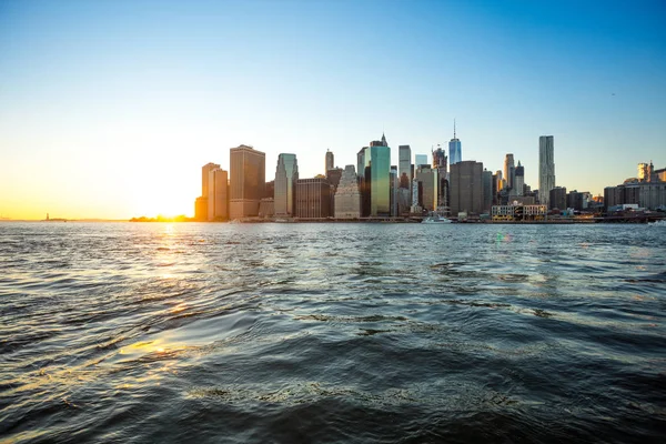 Solnedgången sköt med manhattan och hudson river — Stockfoto