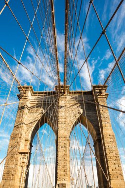 Üzerinde Birleşik Devletler bayrağı olan Brooklyn Köprüsü