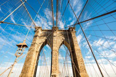 Üzerinde Birleşik Devletler bayrağı olan Brooklyn Köprüsü