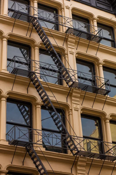 Escada de incêndio em Nova Iorque — Fotografia de Stock