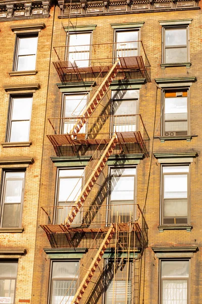 Escada de incêndio em Nova Iorque — Fotografia de Stock