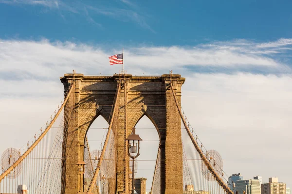 布鲁克林大桥顶部悬挂美国国旗 — 图库照片