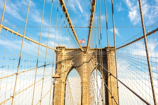 Üzerinde Birleşik Devletler bayrağı olan Brooklyn Köprüsü