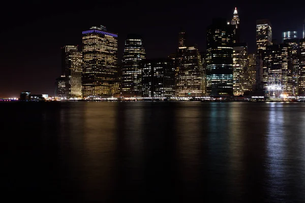 Manhattan ile gece fotoğraf — Stok fotoğraf