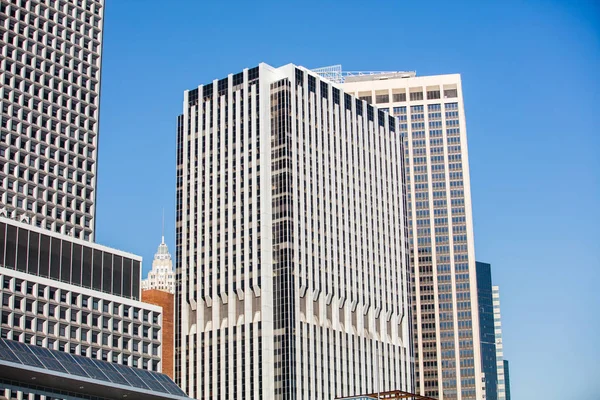 Высокое здание с прямыми окнами — стоковое фото