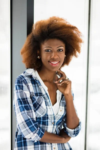 Jovem mulher negra ao lado de uma janela — Fotografia de Stock