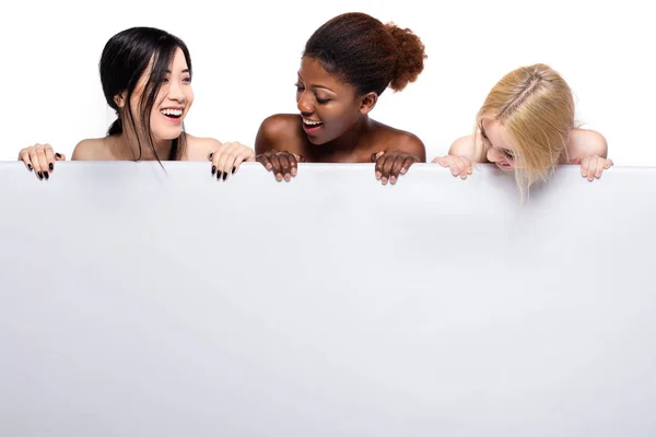 Etnické rozmanitosti ženy nad prázdný panel — Stock fotografie